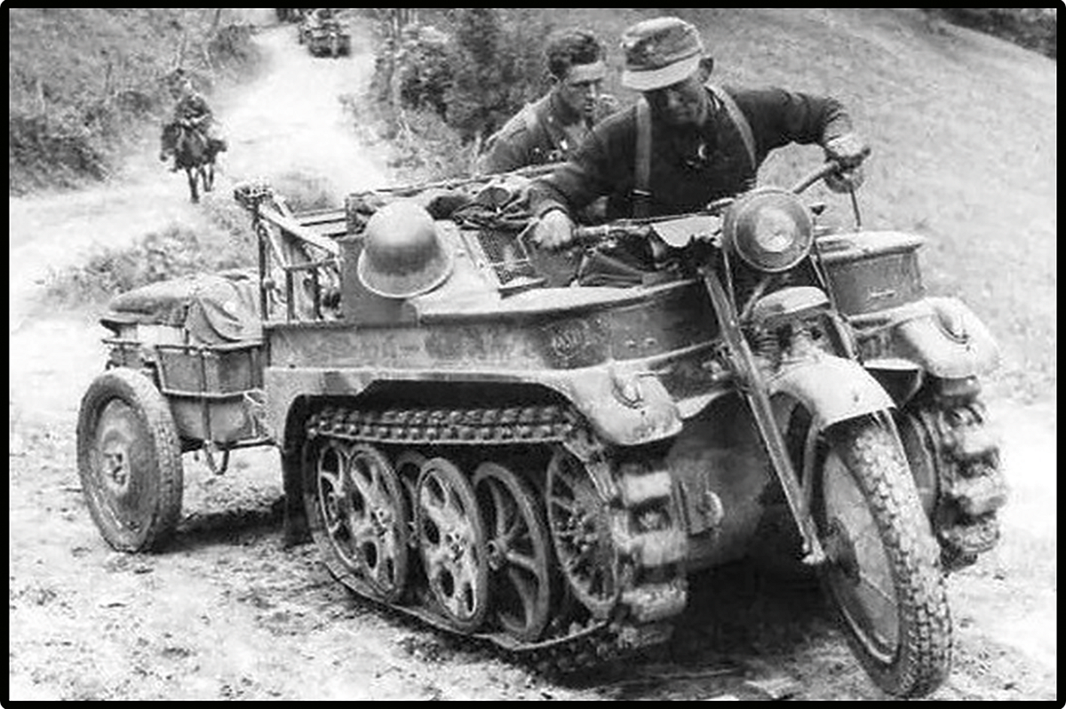 Historisches Foto des Halbkettenfahrzeugs Kettenkrad mit Anhänger.