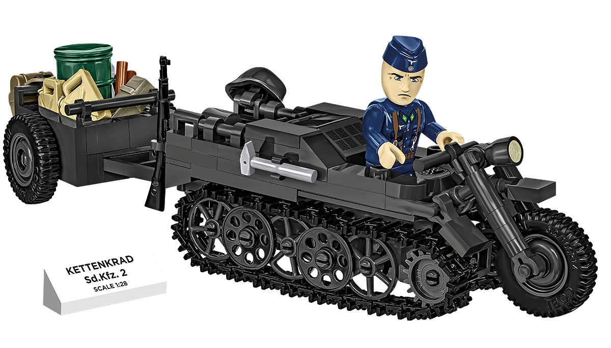 Komplettes Ausstellungsset mit Kettenkrad-Modell, darauf platzierter Figur, Anhänger mit Ausrüstung und Informationstafel.